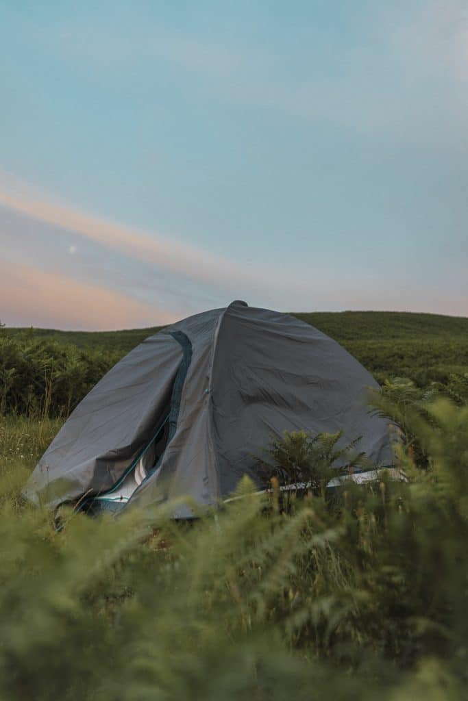 installation d'une tente de camping dans la nature dans le pays basque